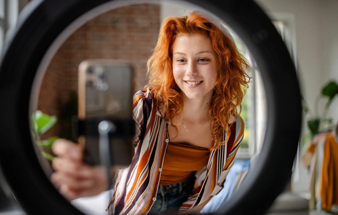 Affiliate creator with ring light